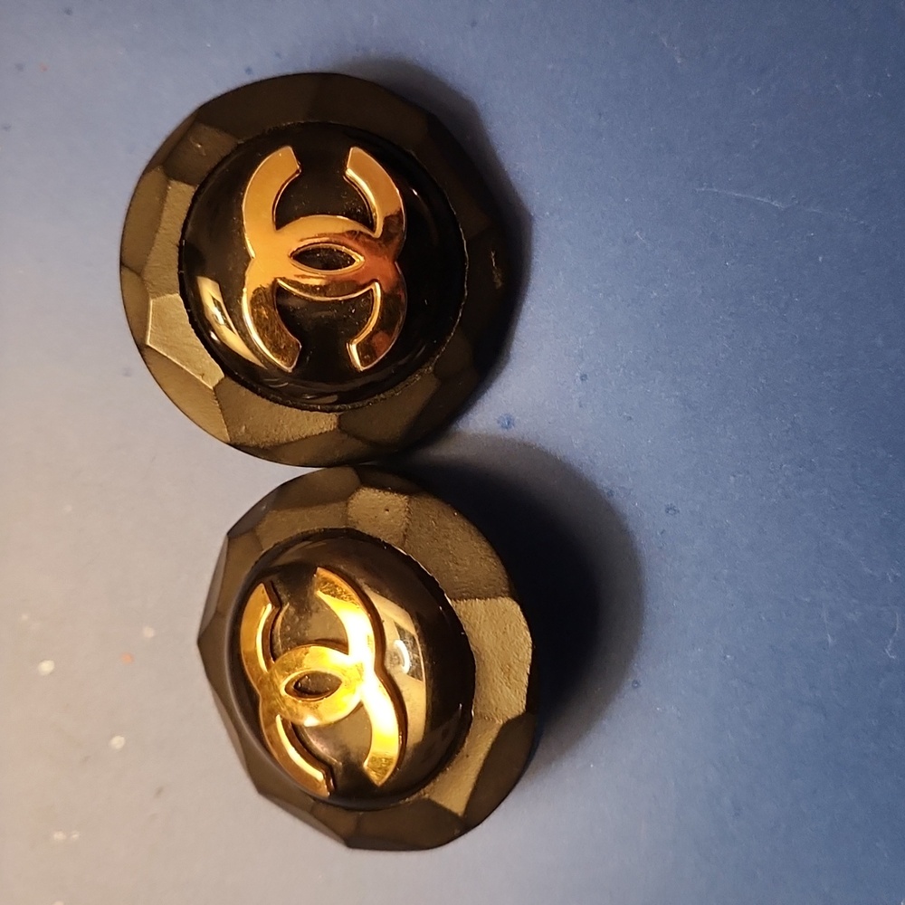 Chanel vintage Fall 1984 resin/metal clip on earring